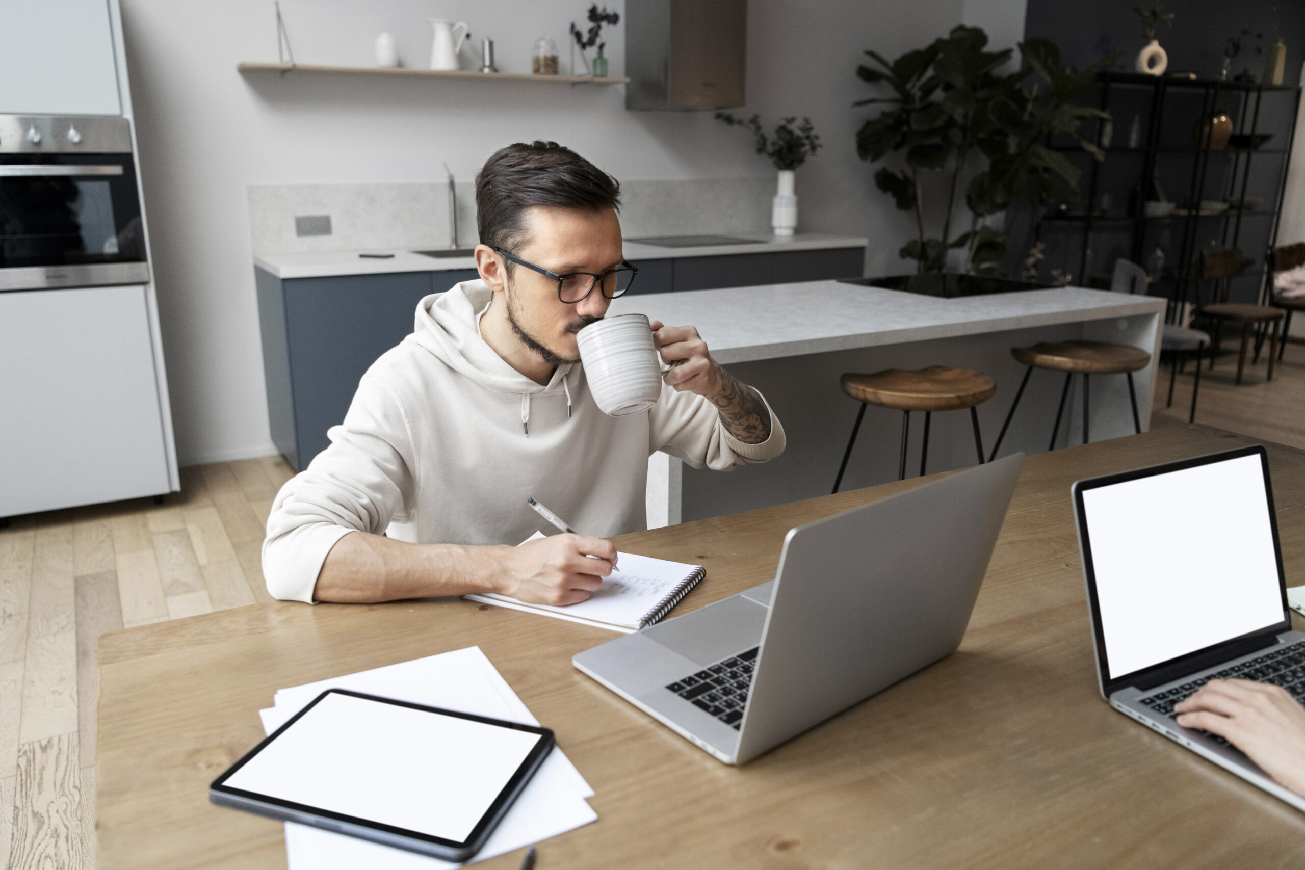 Home Office: tenho direito a ajuda de custo com luz e internet?